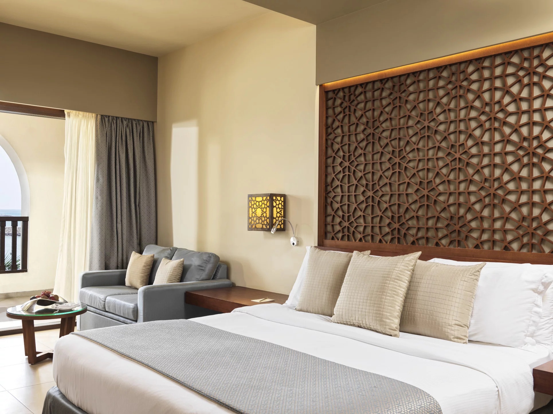 fanar-hotel-residences-hawana-salalah-oman-delux-room-lagoon-king-2-1.jpg
